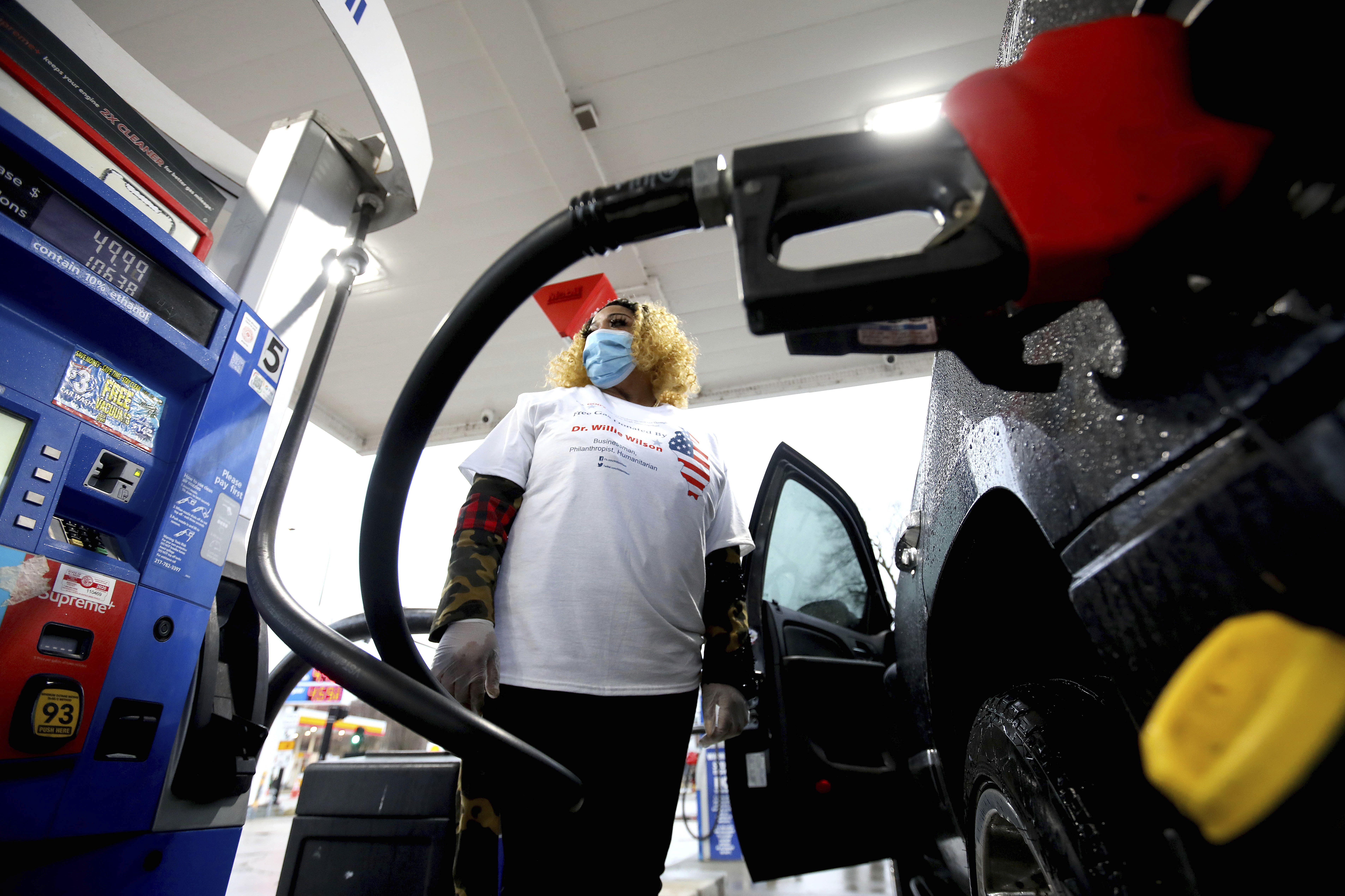 Photos: Chicago drivers score free gas in businessman's $1M giveaway