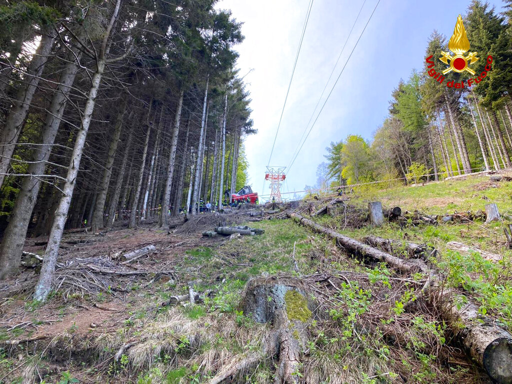 Cable car plunges to ground in Italy