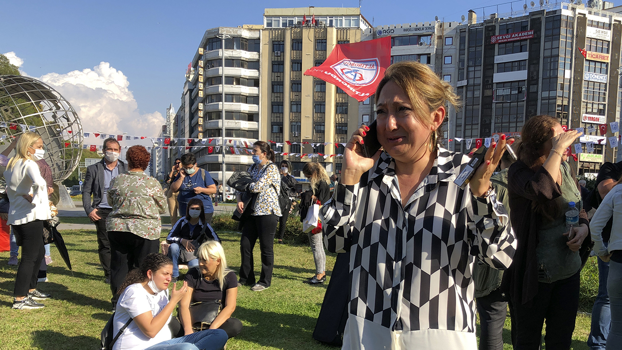 Deadly earthquake shakes Greece, Turkey, destroying buildings