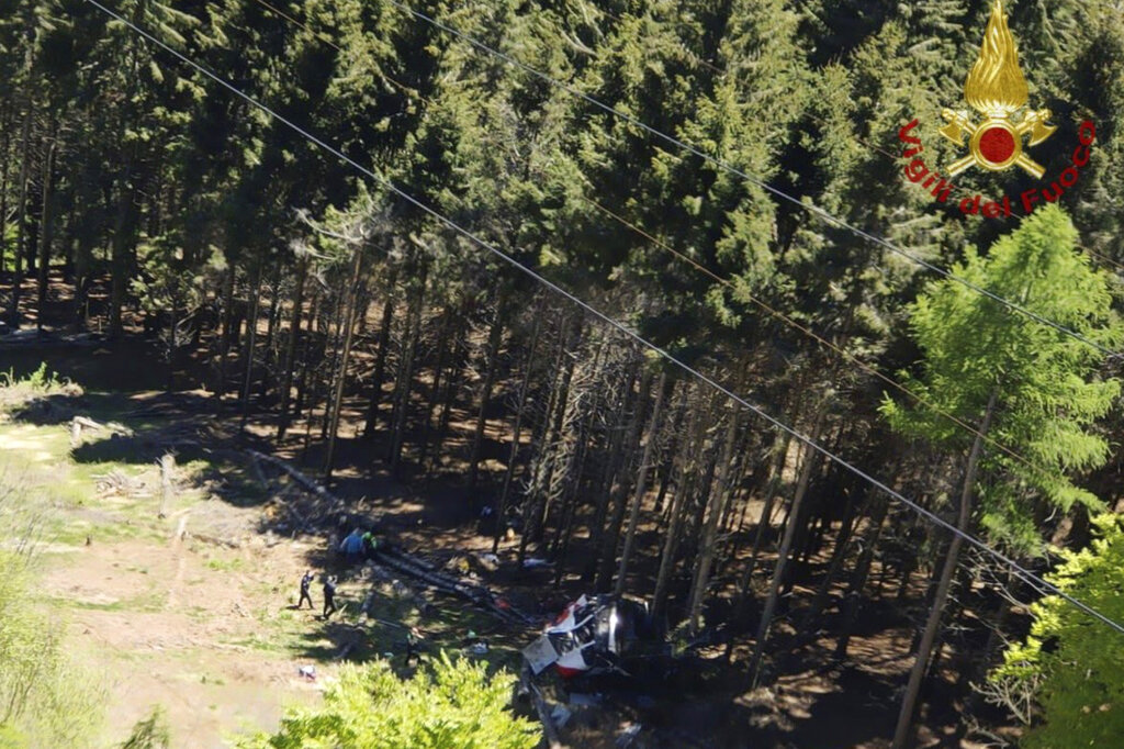 Cable car plunges to ground in Italy