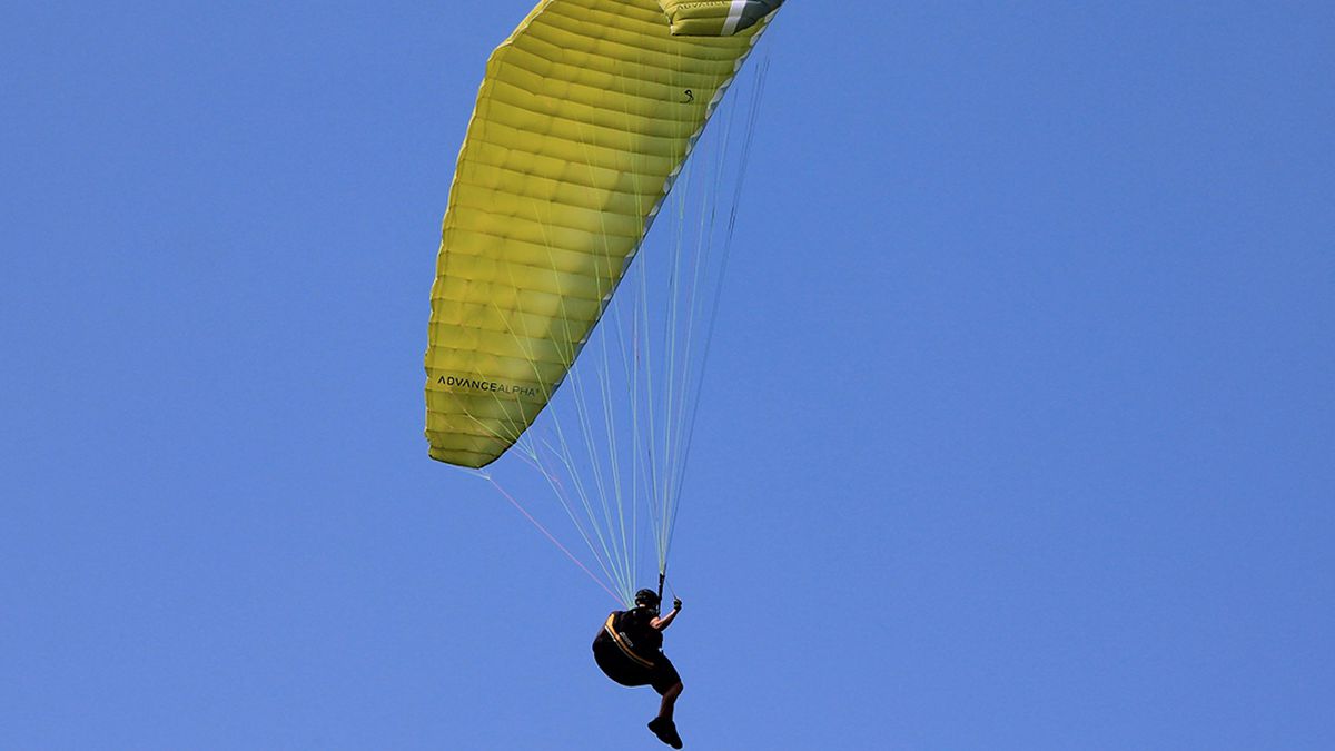 Caught on video: Paraglider gets tangled in power lines