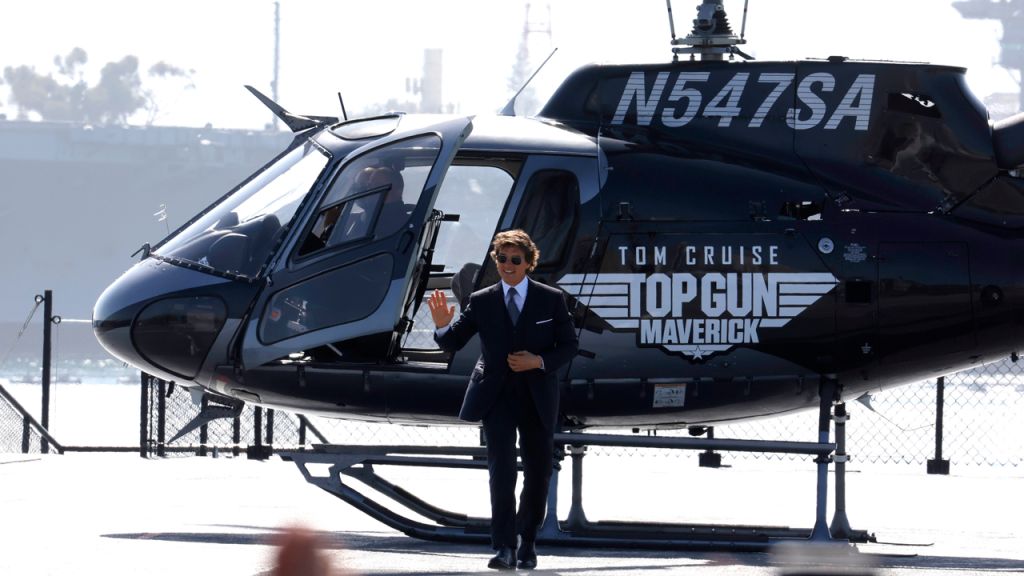 Photos: Tom Cruise arrives by helicopter to 'Top Gun: Maverick' premiere