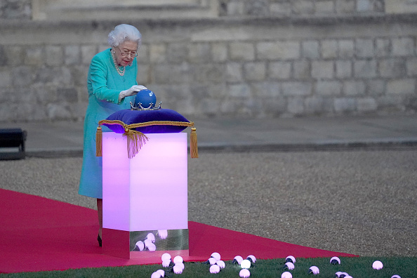 Photos: Queen Elizabeth II leads lighting of Platinum Jubilee beacons