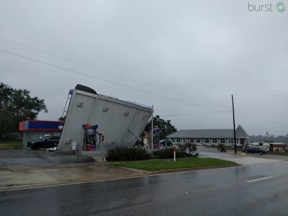 Gast station roof falls off in Lake County