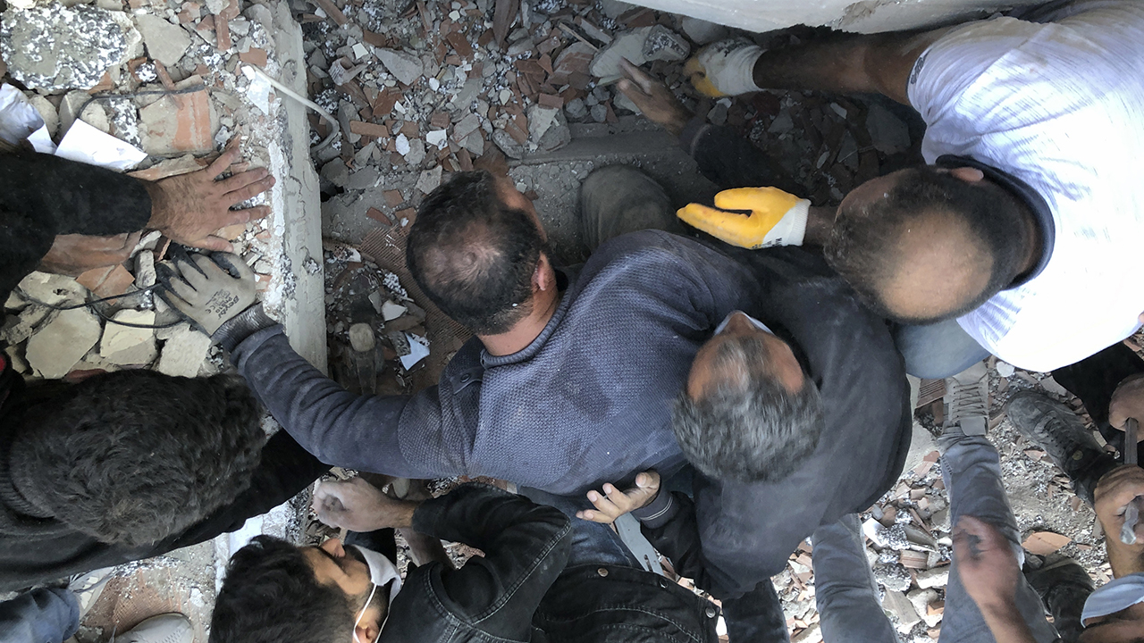 Deadly earthquake shakes Greece, Turkey, destroying buildings