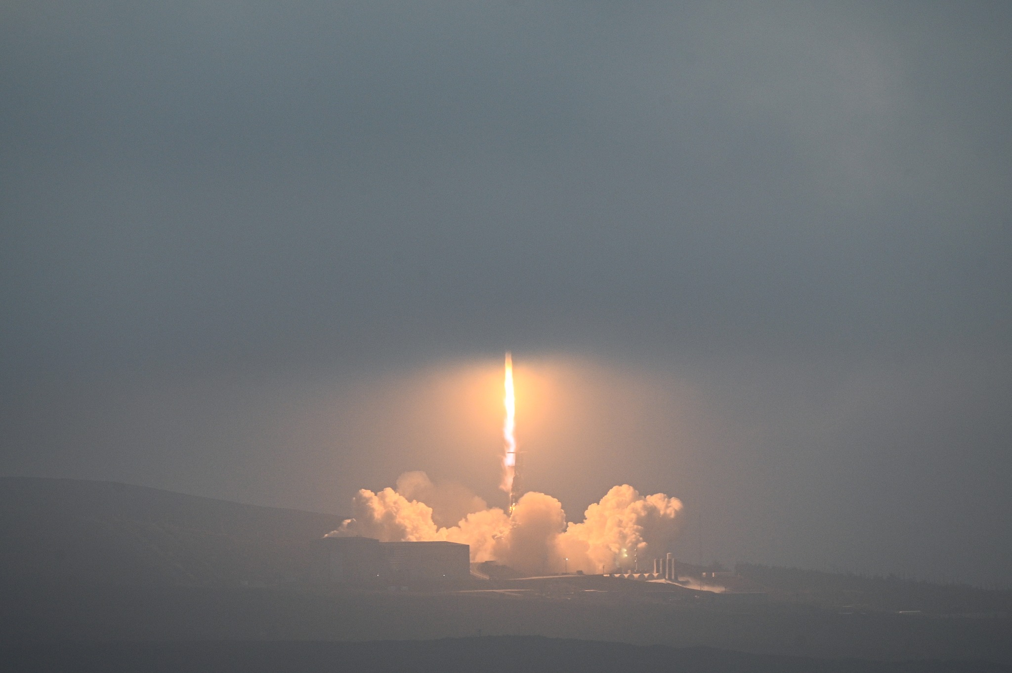 Photos: SpaceX launches 53 Starlink satellites from California base