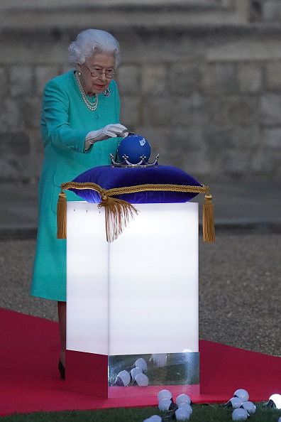 Photos: Queen Elizabeth II leads lighting of Platinum Jubilee beacons
