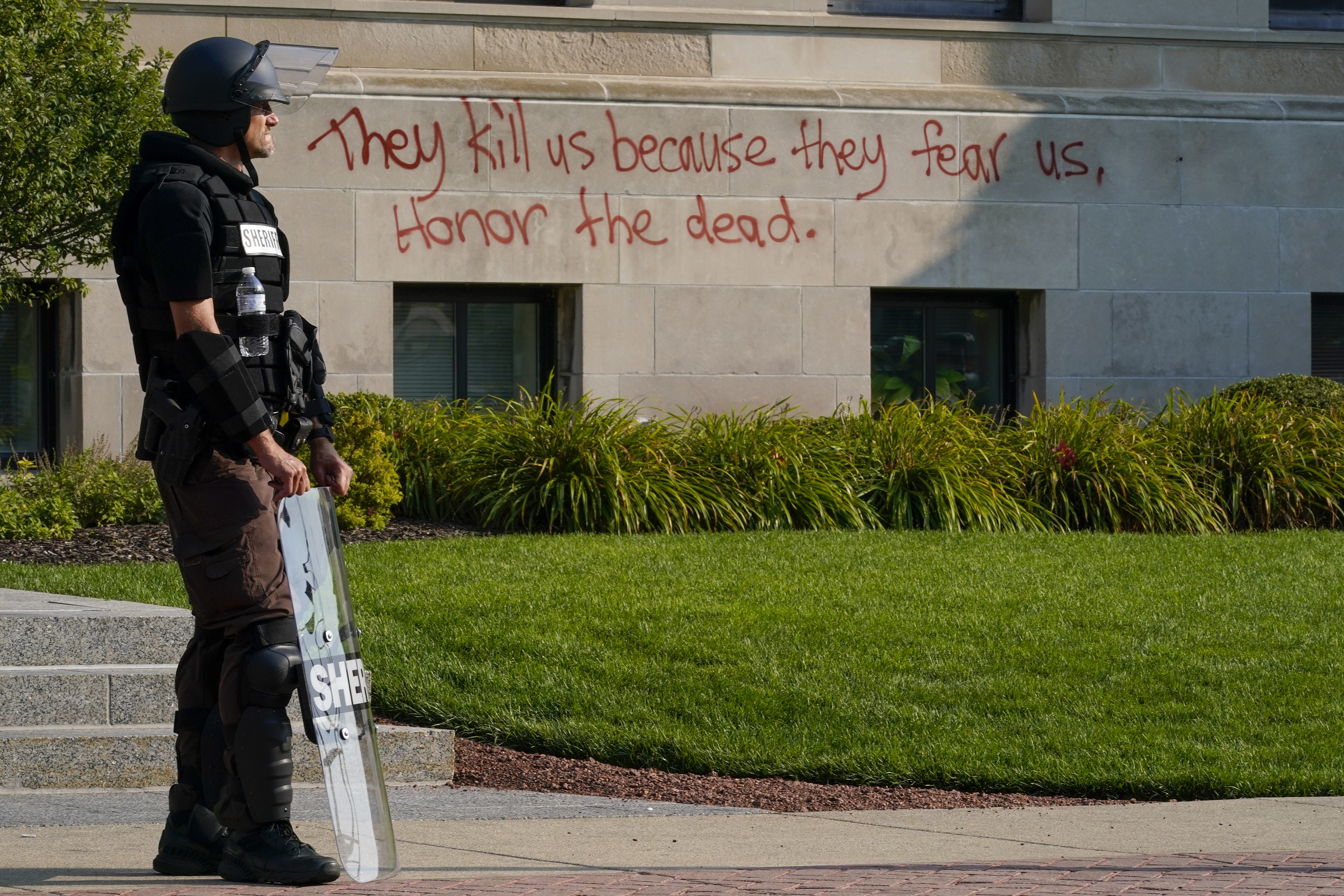 Portesters, police clash in Kenosha, Wisconsin