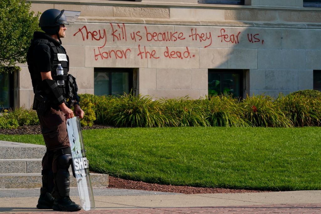 Portesters, police clash in Kenosha, Wisconsin