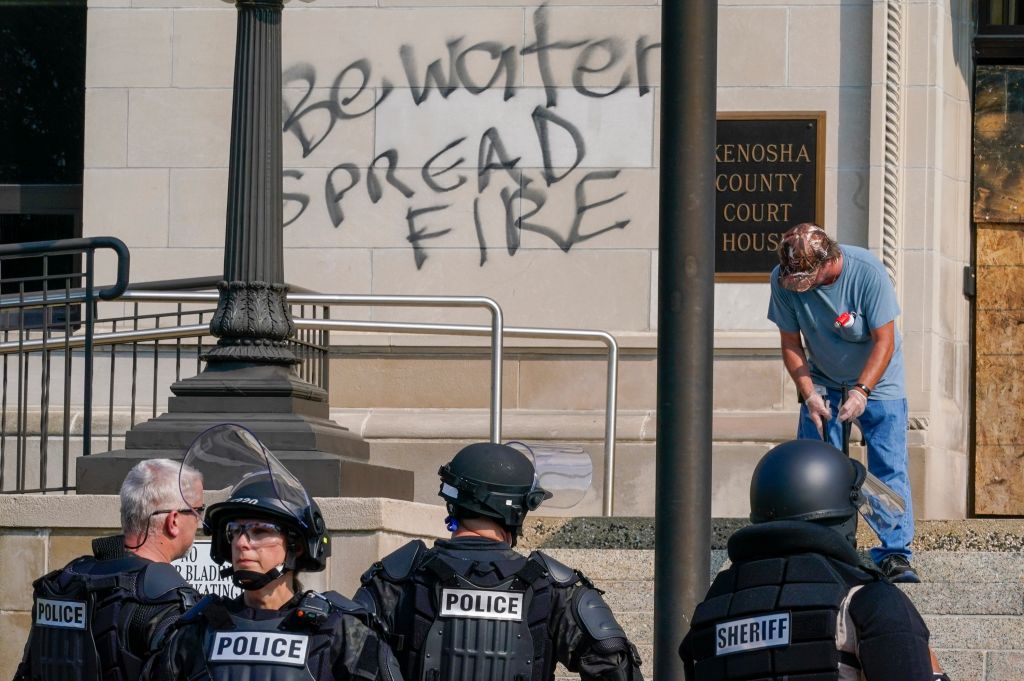 Portesters, police clash in Kenosha, Wisconsin