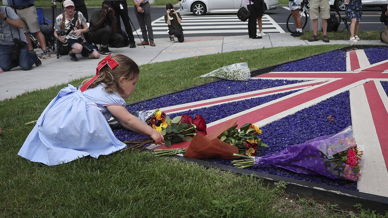 Photos: Queen Elizabeth II mourned around the world