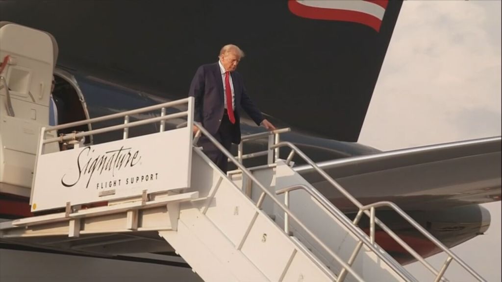 Trump getting off plane at Hartsfield-Jackson