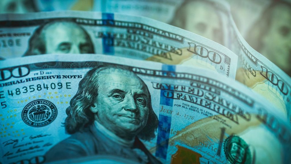 Waitresses get $1,400 tip
