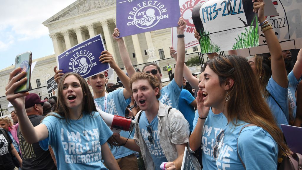 Supreme Court overturns Roe v. Wade
