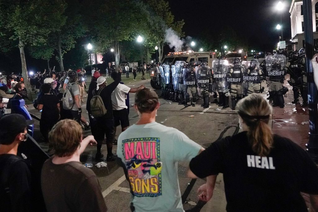 Portesters, police clash in Kenosha, Wisconsin