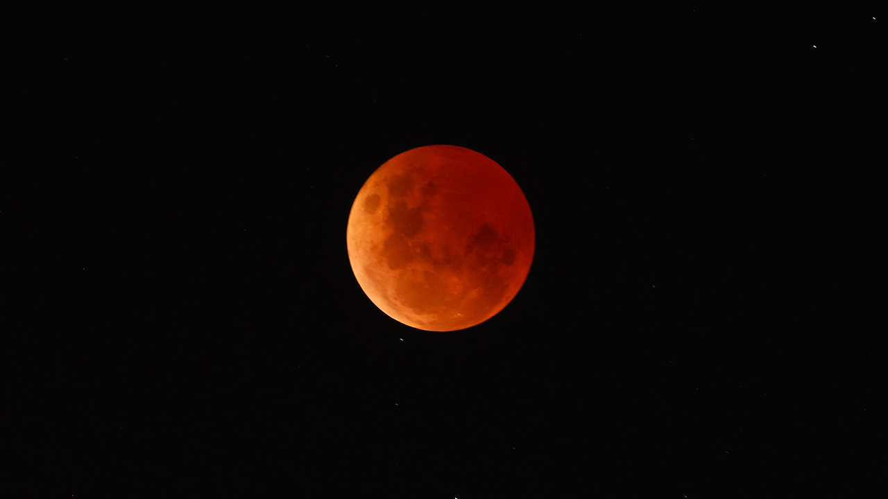 Photos: 'Beaver moon' total lunar eclipse, aka 'blood moon,' delights skygazers