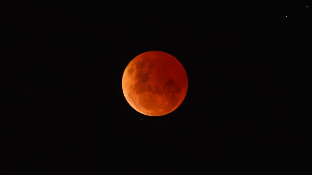 Photos: 'Beaver moon' total lunar eclipse, aka 'blood moon,' delights skygazers