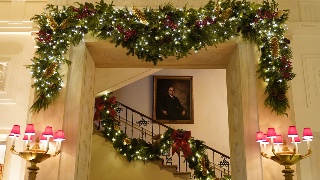 2020 White House Christmas decorations unveiled
