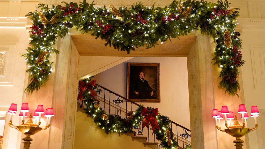 2020 White House Christmas decorations unveiled
