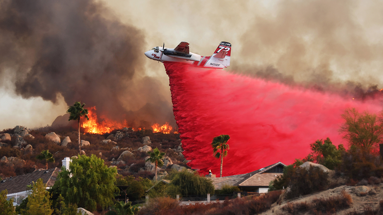 Photos: Fairview Fire in Southern California kills 2, forces evacuations
