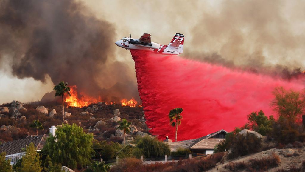 Photos: Fairview Fire in Southern California kills 2, forces evacuations