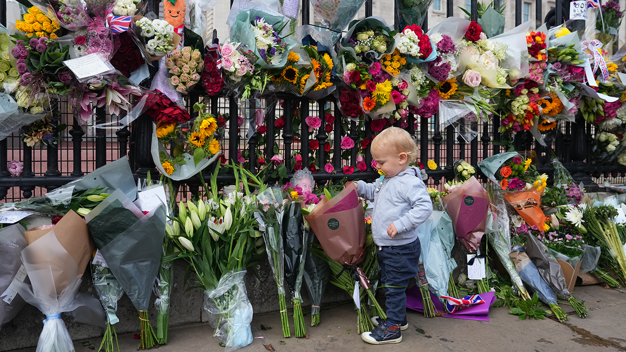 Photos: Queen Elizabeth II tributes continue across UK as royals, public grieve