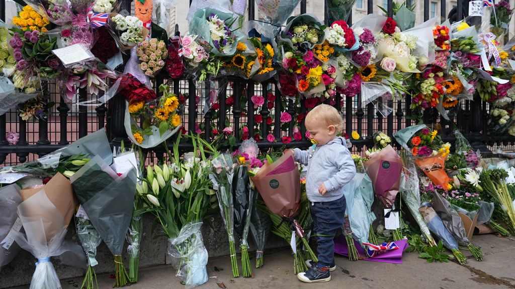 Photos: Queen Elizabeth II tributes continue across UK as royals, public grieve