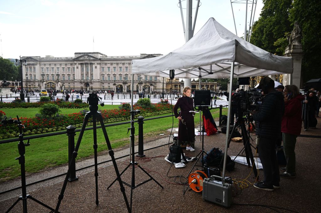Public gathers at Buckingham Palace