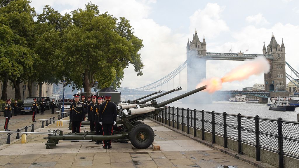 Photos: Queen Elizabeth II tributes continue across UK as royals, public grieve
