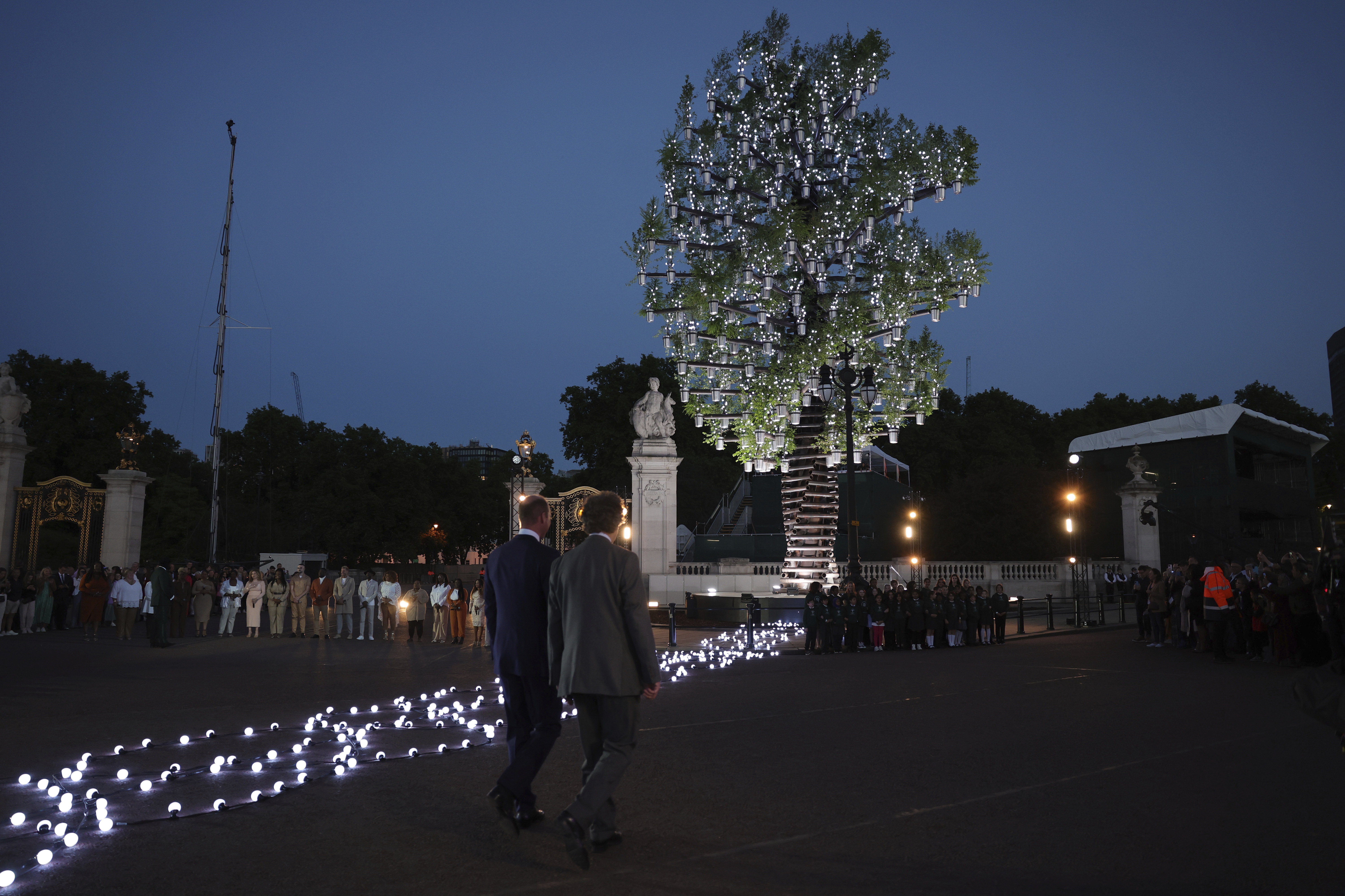 Photos: Queen Elizabeth II leads lighting of Platinum Jubilee beacons
