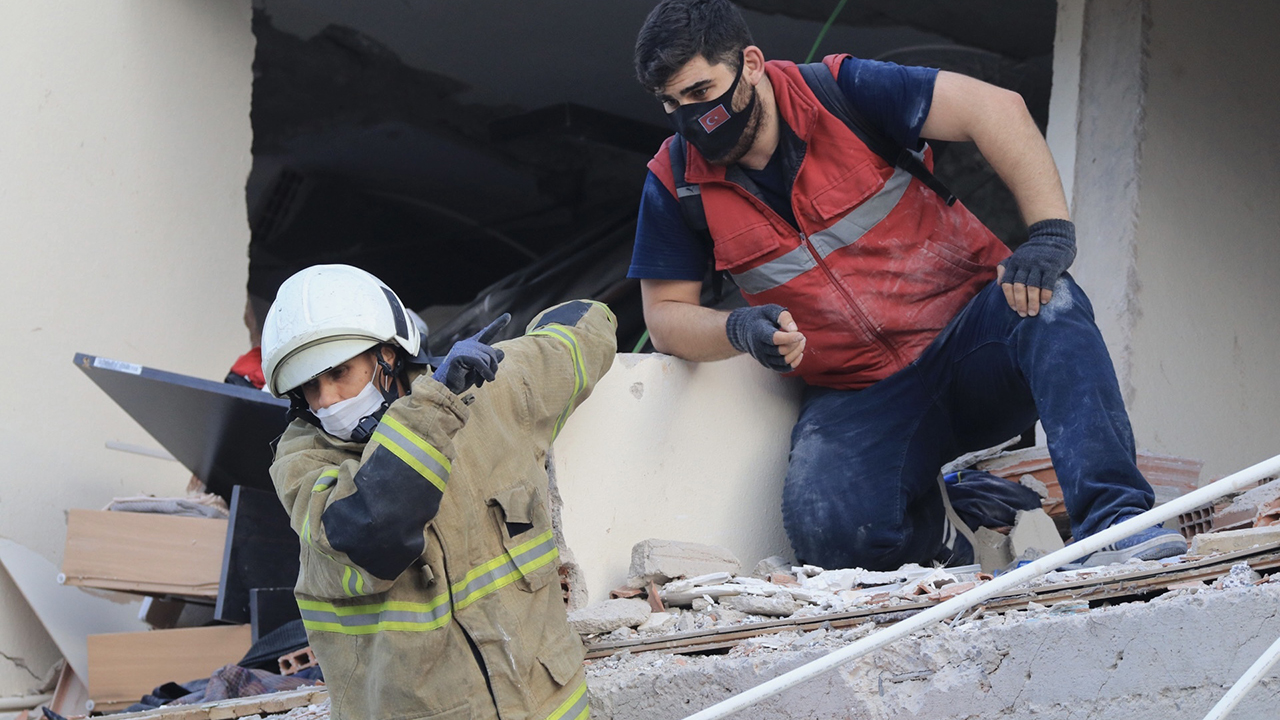 Deadly earthquake shakes Greece, Turkey, destroying buildings