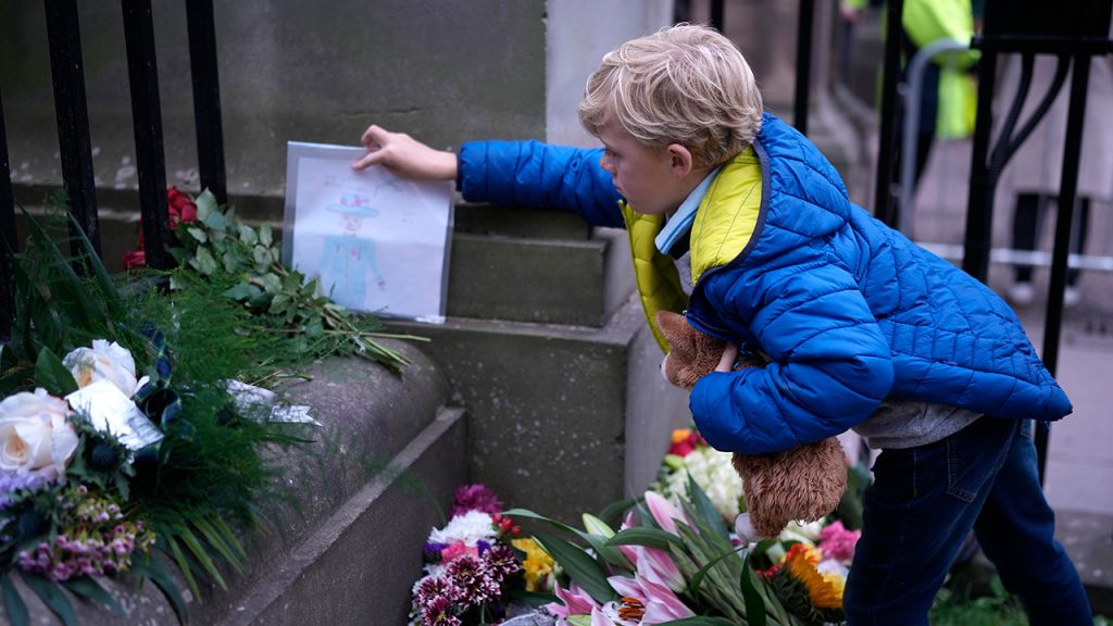 Photos: Queen Elizabeth II tributes continue across UK as royals, public grieve