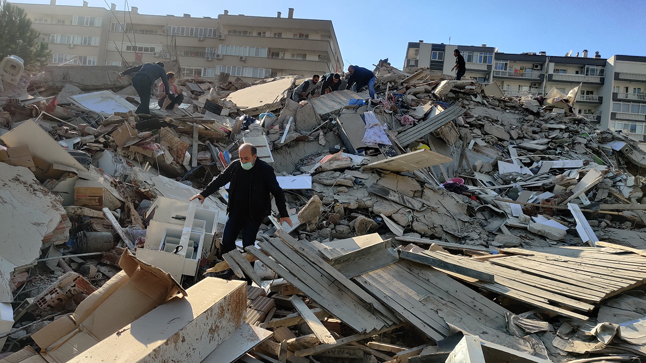 Deadly earthquake shakes Greece, Turkey, destroying buildings