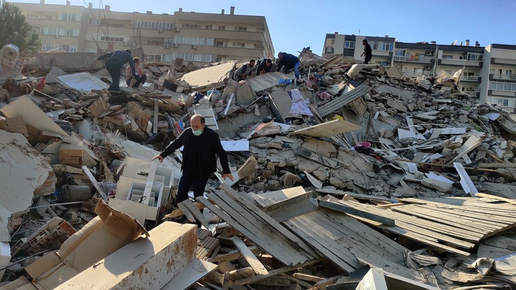 Deadly earthquake shakes Greece, Turkey, destroying buildings