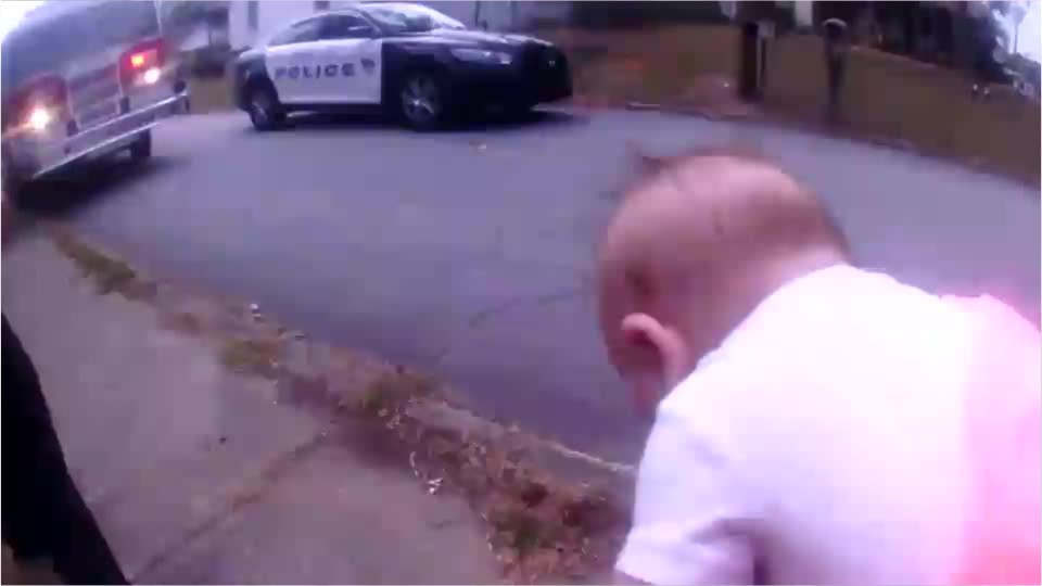 Watch Officer Saves Choking Baby Girl The Eagle 106 9 107 5