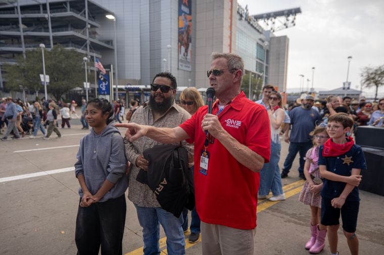 Scott Sparks on the Mic