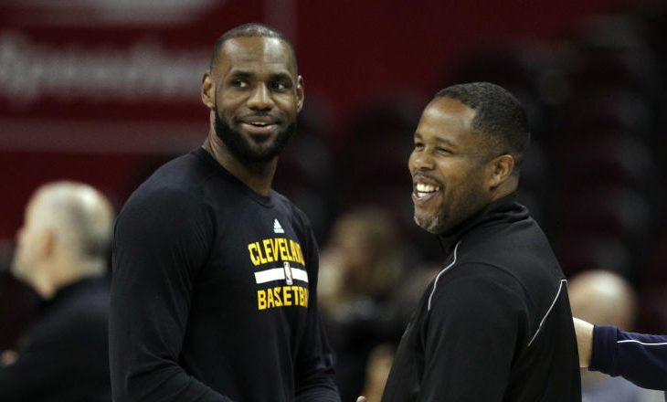 LeBron James (23) talks with Cavaliers Head Coach Tyronn Lue and former teammate Damon Jones, center, during an off-day practice before the Golden State Warriors played the Cleveland Cavaliers in Game 3 of the NBA Finals at Quicken Loans Arena in Clevelan